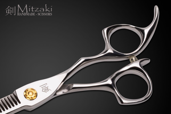 Mitzaki "Nisu"  ein Scherenset in  5,5 ZOLL oder in 6.0 ZOLL aus hochwertigem Japanstahl, perfekt  zum Slicen und allen anderen Arbeiten am Haar, ausgeprägter HOHLSCHLIFF, incl. Öler Lederetui & Zubehör